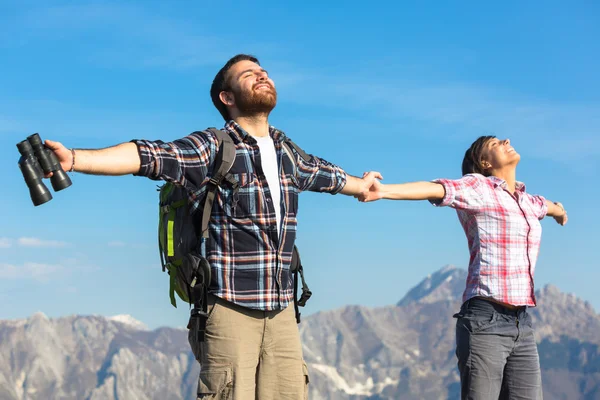 Un jeune couple au sommet de la montagne — Photo