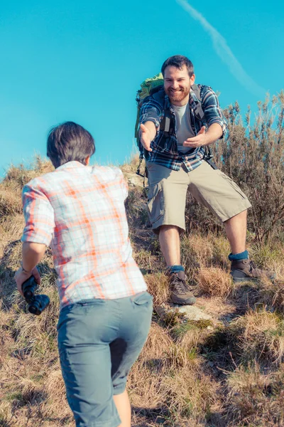 Uomo Aiutare la sua ragazza Escursionismo — Foto Stock