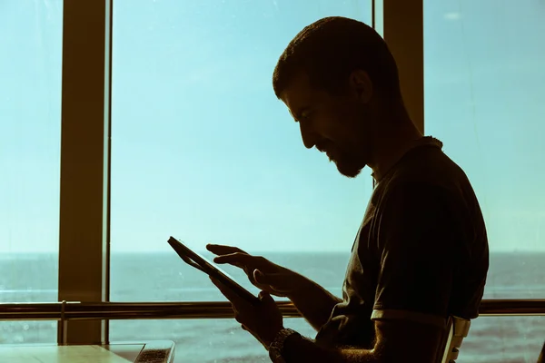 Homem usando tablet digital em um barco de balsa — Fotografia de Stock