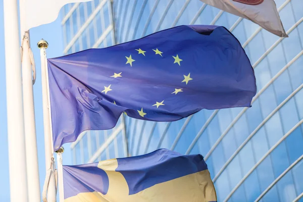 Europäische Flagge mit modernen Wolkenkratzern — Stockfoto