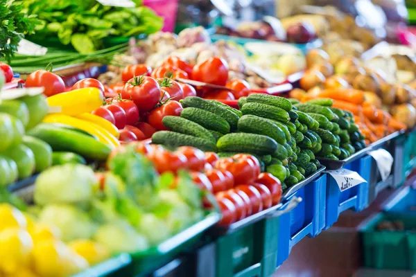 Ovoce a zelenina na městský trh v Rize Stock Snímky