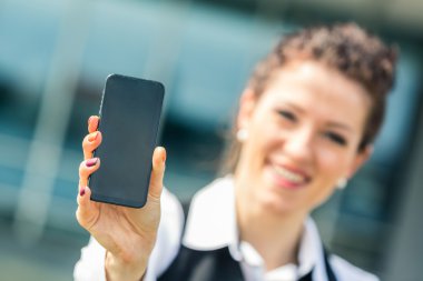 genç iş kadını gösteren cep telefonu