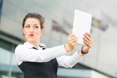kendi kendine portre ile dijital tablet alarak iş kadını
