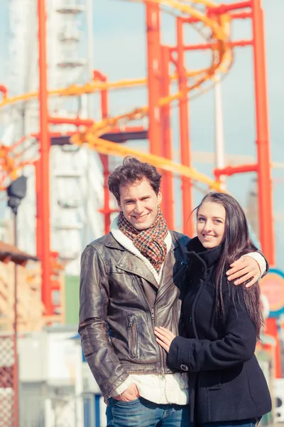 Šťastný mladý pár v zábavním parku v wien — Stock fotografie