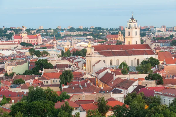 Panorama starego miasta w Wilnie, na zachodzie słońca — Zdjęcie stockowe