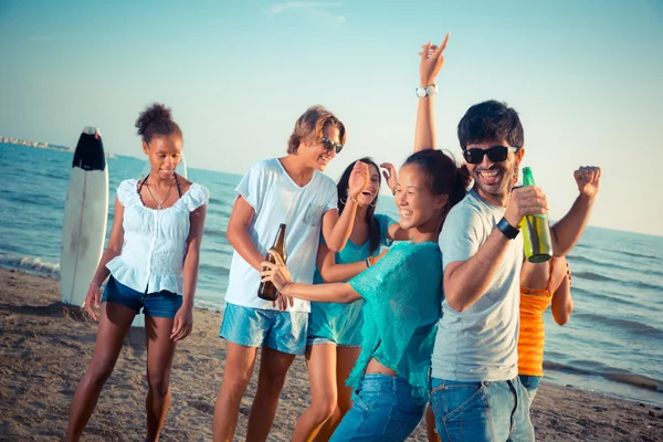 Grupo de amigos haciendo una fiesta en la playa — Foto de Stock