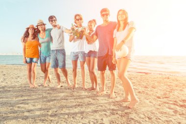 çok ırklı bir grup arkadaşıyla birlikte Beach