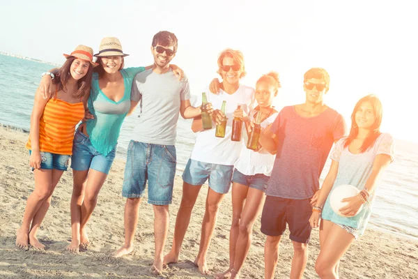 Grupo multiétnico de amigos en la playa —  Fotos de Stock