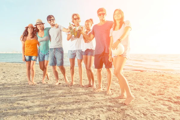 Multi-etnische groep vrienden op strand — Stockfoto