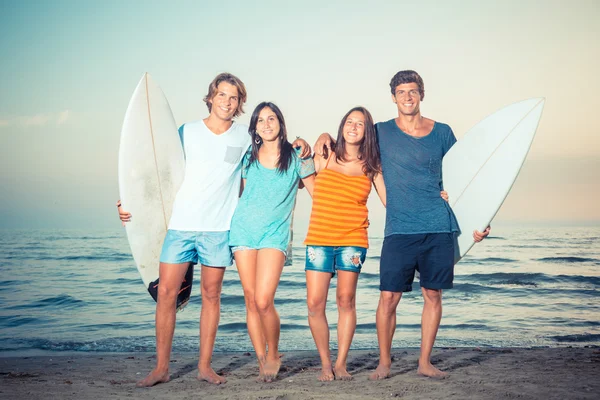 サーフィン ボードと友達のグループ — ストック写真