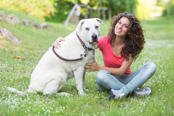 Köpekli genç kadın. — Stok fotoğraf