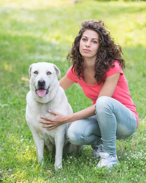 Köpekli genç kadın. — Stok fotoğraf