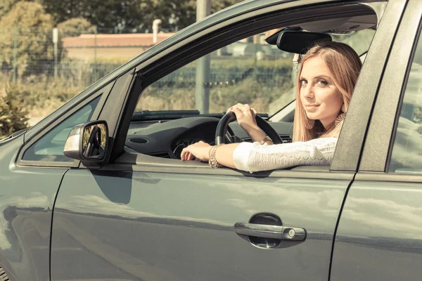 Jovem mulher dirigindo seu carro — Fotografia de Stock