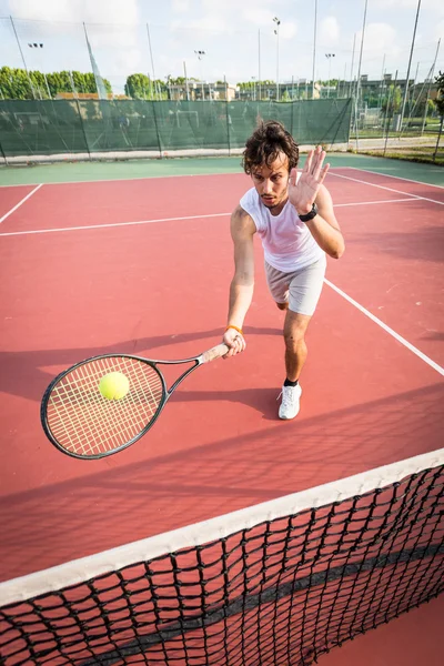 Jovem homem jogar tênis — Fotografia de Stock