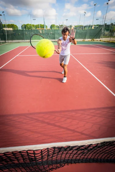 Joven hombre jugando tenis — Foto de Stock