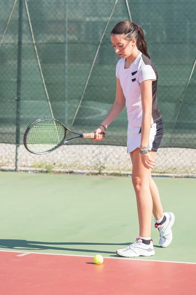 Mladá žena hraje tenis — Stock fotografie