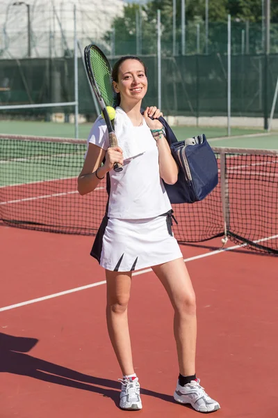 Joven mujer jugando tenis — Foto de Stock