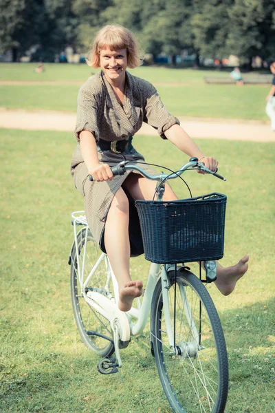 Jonge vrouw met fiets op park in vilnius — Stockfoto