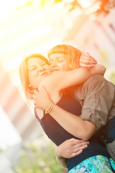 Two Females Embracing Outdoor — Stock Photo, Image