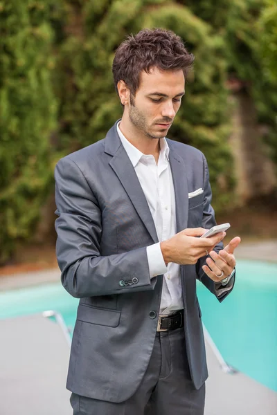 Jovem empresário com telefone móvel — Fotografia de Stock