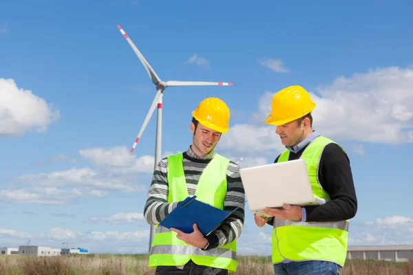 Due ingegneri in una centrale eolica a turbina — Foto Stock