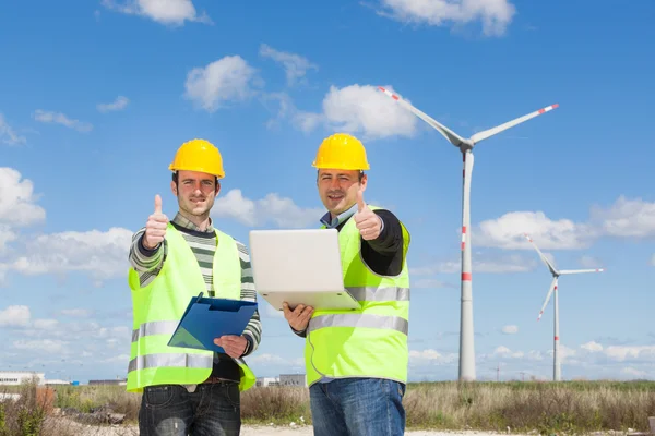 Técnico Engenheiros Polegar com gerador de energia eólica — Fotografia de Stock