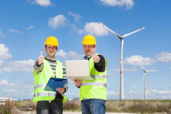 Tecnico Ingegneri Pollici con generatore di energia eolica — Foto Stock