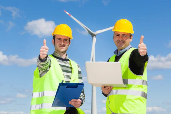 Ingenieros técnicos pulgares hacia arriba con generador de energía eólica — Foto de Stock