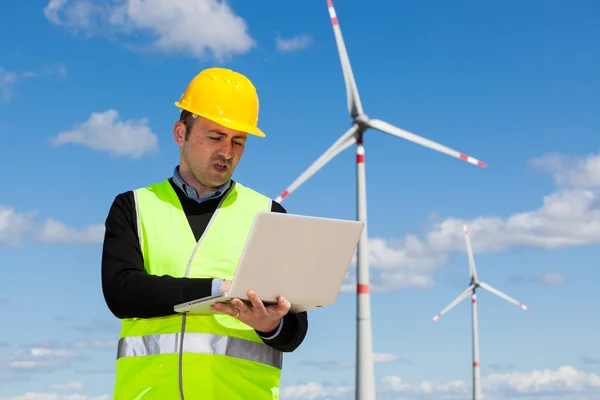 Ingeniero técnico en la estación de generación de energía de aerogeneradores — Foto de Stock