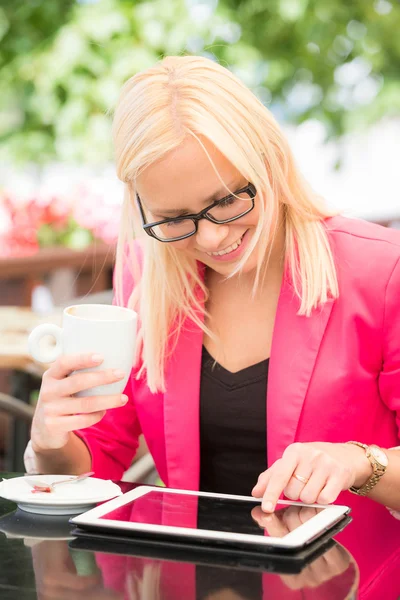 Giovane donna che utilizza tavoletta digitale al caffè — Foto Stock