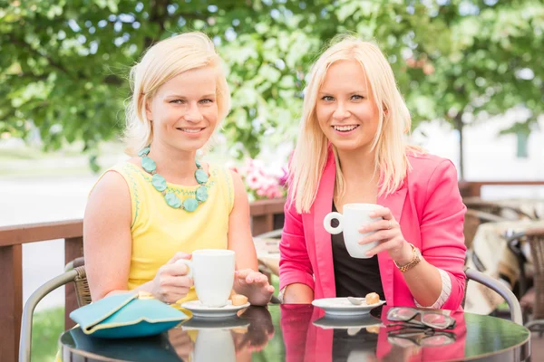 Zwei schöne Frauen trinken Kaffee an der Bar — Stockfoto