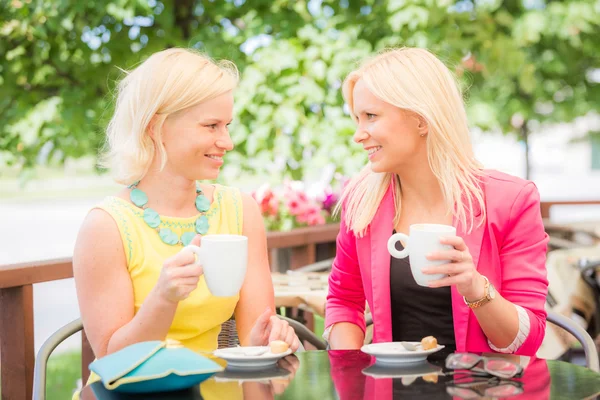 Dos hermosas mujeres tomando café en el bar — Foto de Stock