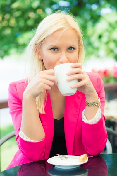 Fiatal nő kezében csésze kávét — Stock Fotó