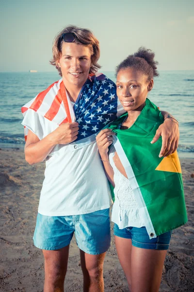 Garoto americano com menina brasileira na praia — Fotografia de Stock