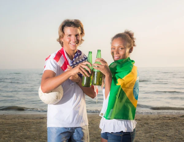 Garoto americano com menina brasileira na praia — Fotografia de Stock