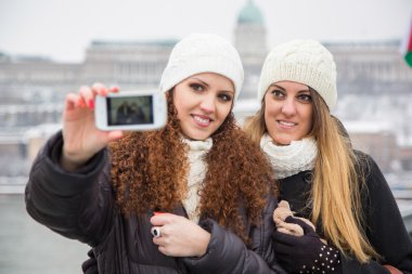 Kış tarihinde Budapeşte'de iki kadın
