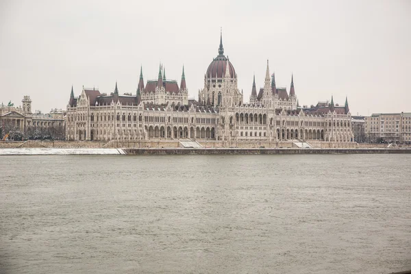 Donau og parlamentsbygningen i Budapest – stockfoto