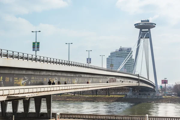 Nieuwe futuristische brug met wolkenkrabbers op achtergrond — Stockfoto