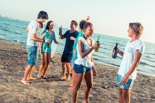 Grupo de Amigos Celebrando una Fiesta en la Playa —  Fotos de Stock