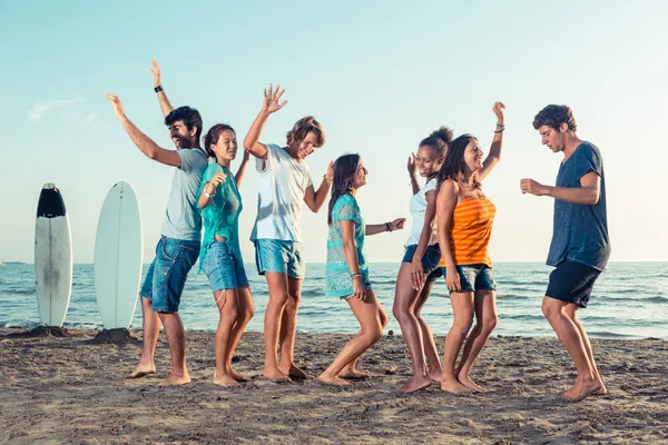 Grupp av vänner som har en fest på stranden — Stockfoto