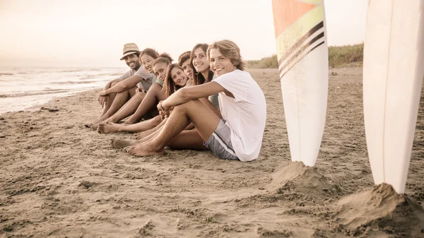 Grupa przyjaciół nad morzem — Zdjęcie stockowe
