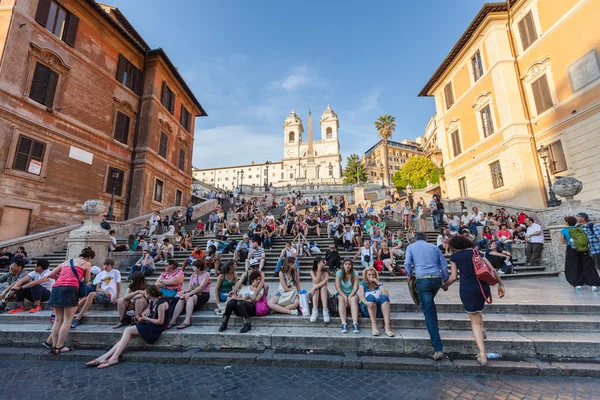 Touristes sur la célèbre Piazza di Spagna — Photo