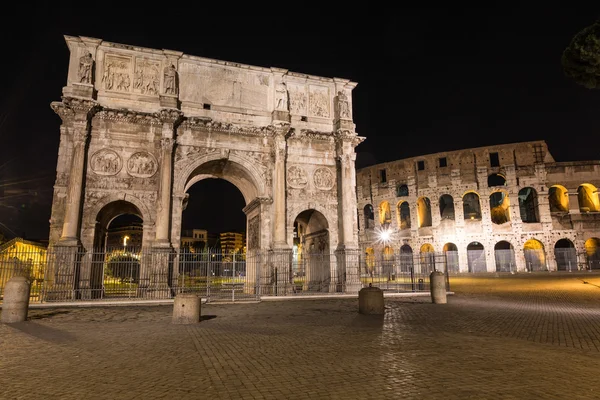 Κολοσσαίο και την αψίδα του Θριάμβου της Ρώμης τη νύχτα — Φωτογραφία Αρχείου