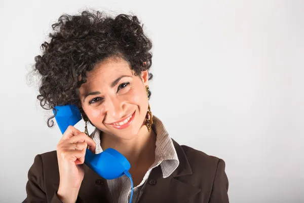 Jovem empresária com receptor de telefone — Fotografia de Stock