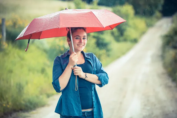 Tienermeisje met rode paraplu — Stockfoto