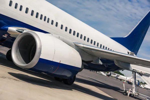 Vliegtuig op luchthaven — Stockfoto