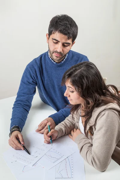 Jonge vrouw met haar tutor studeren — Stockfoto