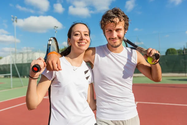 Twee gelukkige tennissers — Stockfoto