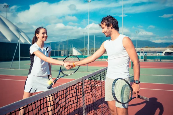 Jugadores de tenis dando apretón de manos — Foto de Stock