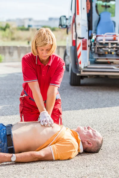 Rescuer Praticar massagem cardíaca — Fotografia de Stock